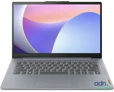 gros plan d'un ordinateur portable sur une surface blanche