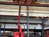 un homme sur une nacelle élévatrice dans un grand immeuble