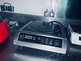 une photo d'un plan de travail de cuisine avec une cuisinière et un grille-pain