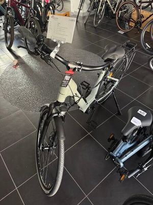 un vélo garé dans une pièce où se trouvent de nombreux vélos