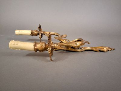 une paire de bougeoirs anciens en laiton, ornés de fleurs et de feuilles