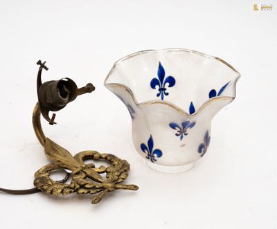 un petit vase orné d'un oiseau, à côté d'un petit oiseau perché sur une branche