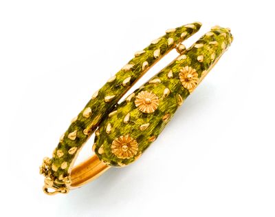 un gros plan sur une paire de bracelets ornés de fleurs