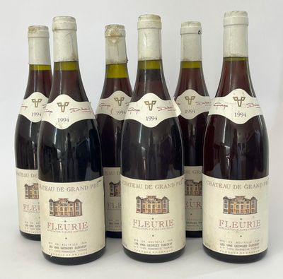 six bouteilles de vin sont alignées sur une surface blanche