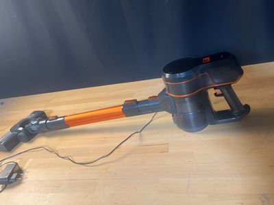 un aspirateur filaire posé au sol