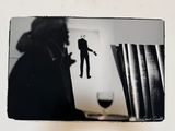 une photo en noir et blanc d'un homme debout devant un miroir