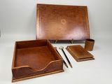 ensemble de bureau en cuir marron comprenant un porte-stylo, un porte-crayon et un porte-papier
