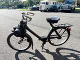 un vélo garé sur le bord de la route