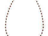 un collier de perles rouges sur fond blanc
