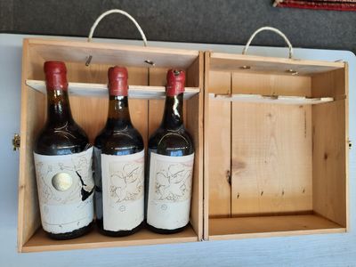 trois bouteilles de vin dans un coffret en bois