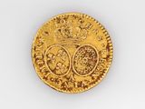 une pièce d'or surmontée d'une couronne