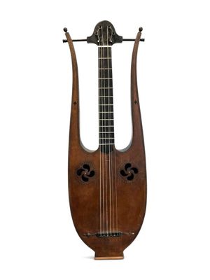 un vieil instrument de musique en bois sur fond blanc