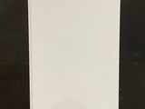 une image représentant un réfrigérateur blanc avec une flèche rouge sur la porte