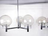 les trois lampes suspendues au plafond de la pièce