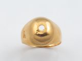 une image représentant une bague en or percée d'un trou au milieu