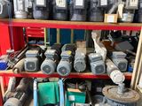 de nombreux types différents de moteurs électriques sur une étagère