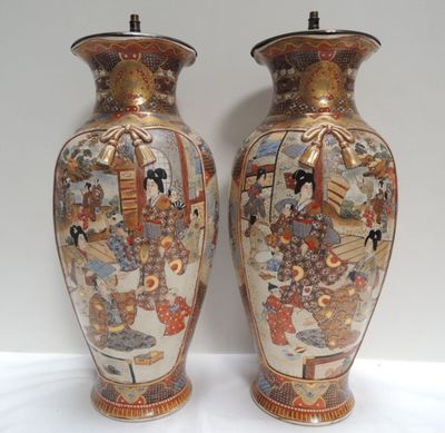 paire de vases asiatiques ornés de scènes asiatiques sur fond blanc