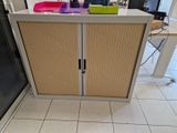 une petite armoire à deux portes, placée sur le côté