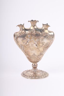 Petit vase pique-fleur sur piédouche en argent de style roca…