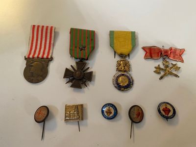 de nombreuses médailles et insignes sur un fond blanc
