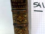 une pile de livres posée à côté d'un bloc-notes sur lequel est écrit le mot « guerre »