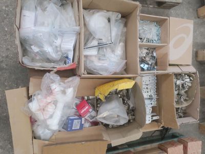 de nombreux cartons d'objets hétéroclites posés sur le sol