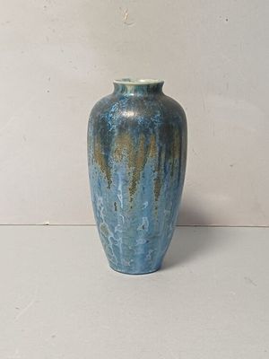 un vase bleu posé sur une table