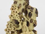 Figurine chinoise en ivoire sculpté représentant une femme et un enfant