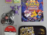 un sac contenant des objets Pokémon et un CD posés sur une table