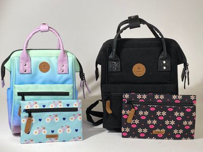 trois sacs posés les uns à côté des autres sur une table