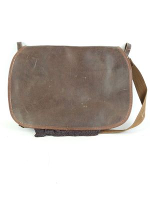 sac messager en cuir marron sur fond blanc