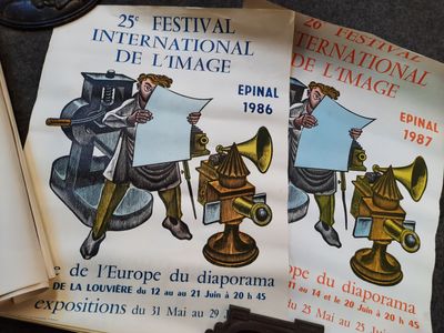 deux livres posés sur la table, avec des images dessus