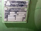 un réservoir vert avec une pancarte sur le côté