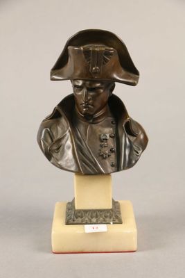 buste en bronze représentant un homme coiffé d'un chapeau, posé sur un socle en marbre