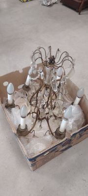 une boîte contenant tout un tas de bougies