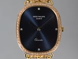 une image montrant un gros plan d'une montre-bracelet entourée d'une chaîne