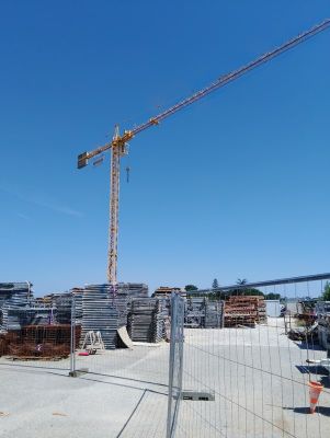 une grande grue installée au sommet d'un immeuble