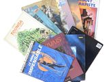 un grand nombre de livres posés sur une table