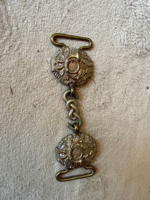un petit objet métallique accroché à un crochet fixé au mur