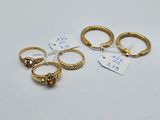 trois bagues en or et une bague sertie d'un diamant