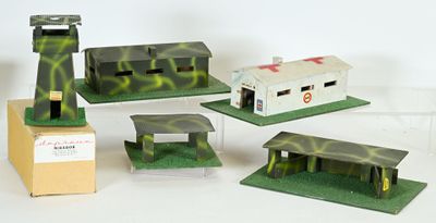 quatre modèles différents de bâtiments militaires sur un fond blanc