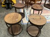 Dans une pièce, plusieurs tables et tabourets sont posés à même le sol.