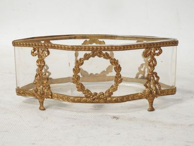 une image représentant un bol en verre orné de motifs dorés sur un fond blanc