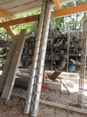 un tas de tuyaux et de canalisations sous un immeuble