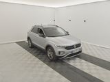Le SUV Volkswagen est garé dans un garage dont le sol est en damier.