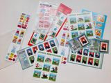 beaucoup de timbres et d'autocollants sur la table