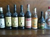 de nombreuses bouteilles d'alcool alignées sur une étagère