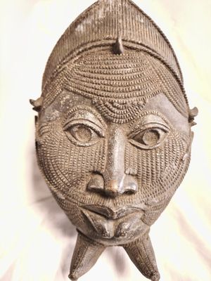 Afrique : Grand masque aux scarifications (H.