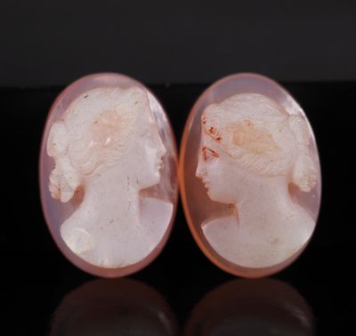 paire de camées sculptés dans de la coquille représentant une femme et un homme