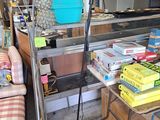 une lampe qui se trouve sur un support dans une pièce